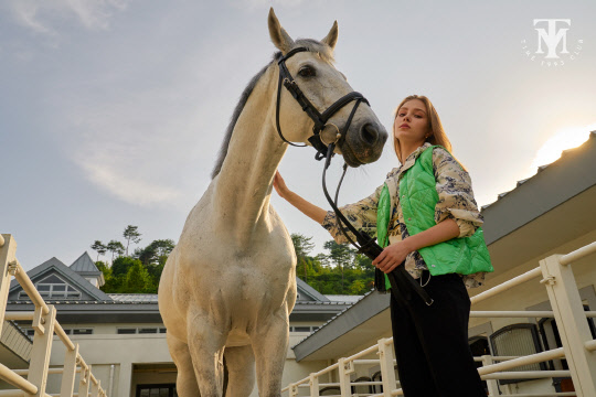 한섬이 선보인 '타임'의 럭셔리 레저라인 '타임 1993 클럽' 이미지. 현대백화점그룹 제공